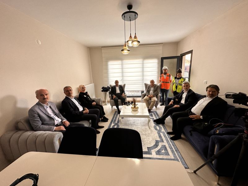 Bakan Kirişci, Kahramanmaraş’taki deprem konutlarının örnek dairesini gezdi