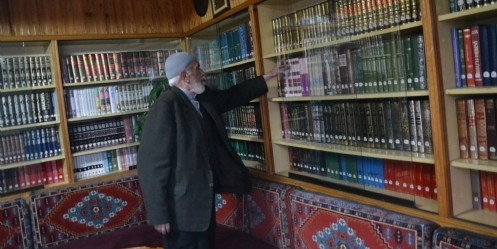 Okuduğu Kitaplarla, Halka Açık Kütüphane Kurdu 