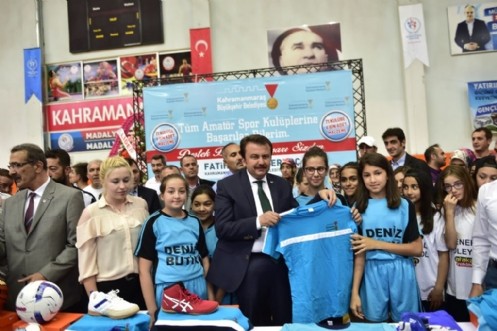 Büyükşehir Spor Kulüplerine Malzeme Dağıttı