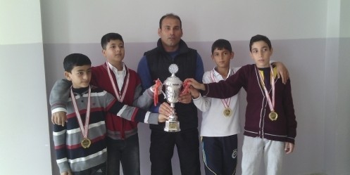 Badminton Şampiyonu Deniz Bitmiş Ortaokulu