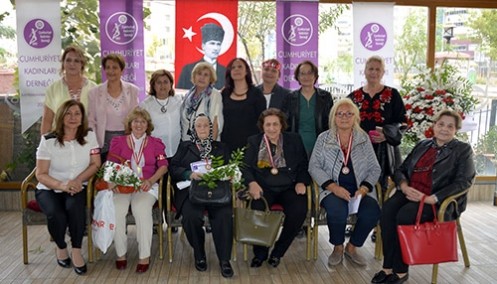 Atatürk Sevgisini Yüreğinde Taşıyan Cumhuriyetçi Kadınlara Plaket Takdim Edildi