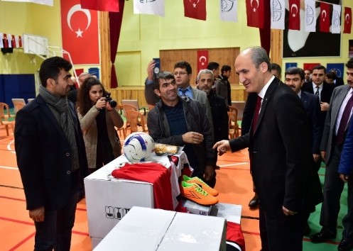 Dulkadiroğlu`ndan Amatör Spor Kulüplerine Malzeme Yardımı