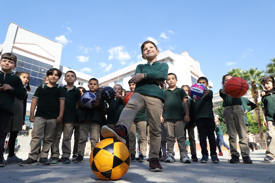 Atık Pil Toplayan Öğrencilere Hediye 