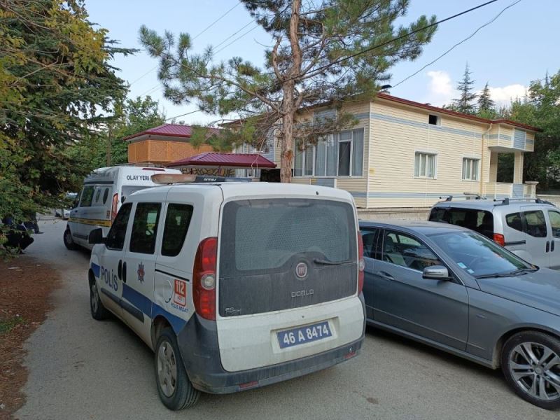 Karı koca evlerinde ölü bulundu