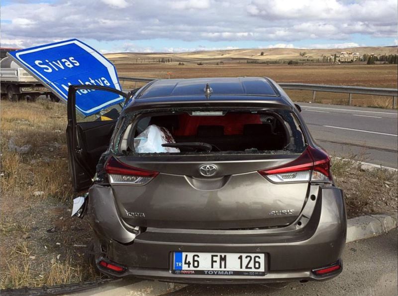 Kamyonet ile çarpışan otomobildeki 2 kişi yaralandı