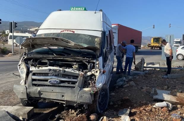 Otomobilin çarptığı tarım aracındaki karı koca öldü