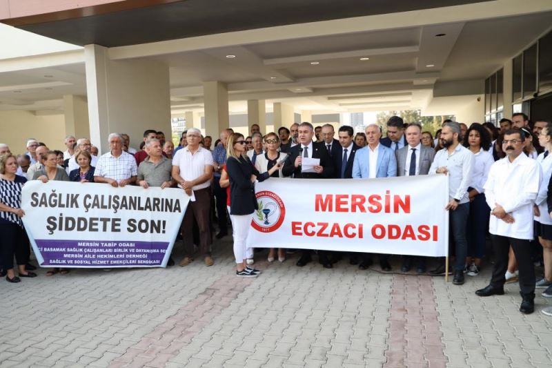  Yakınının eczane açmak için yaptığı başvurunun reddedilmesi üzerine , Eczacı Odası Başkanı darbedildi