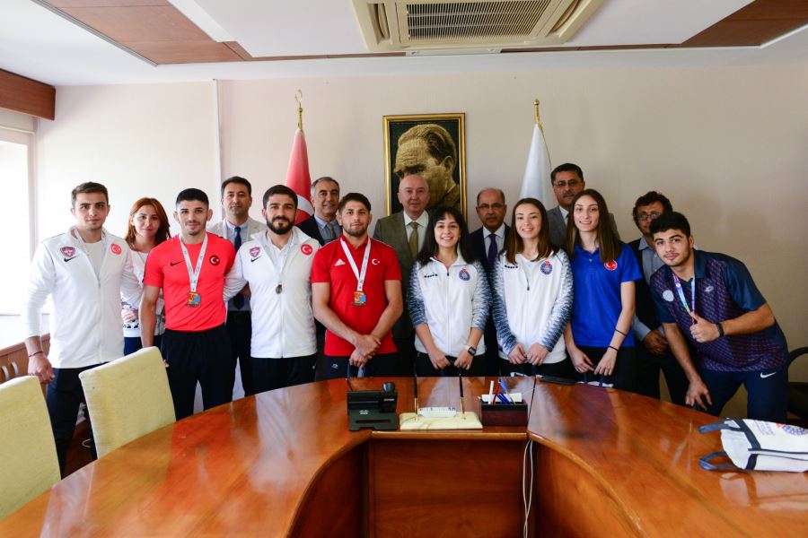 Rektör, ödüllü sporcuları makamında ağırladı