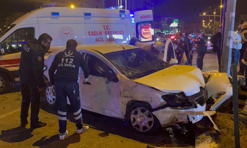Otomobil ile hafif ticari aracın karıştığı kazada 6 kişi yaralandı