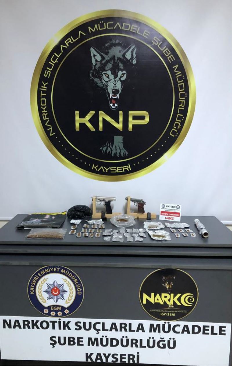 Kiralık araçlarla uyuşturucu taşıyan 2 zanlı yakalandı