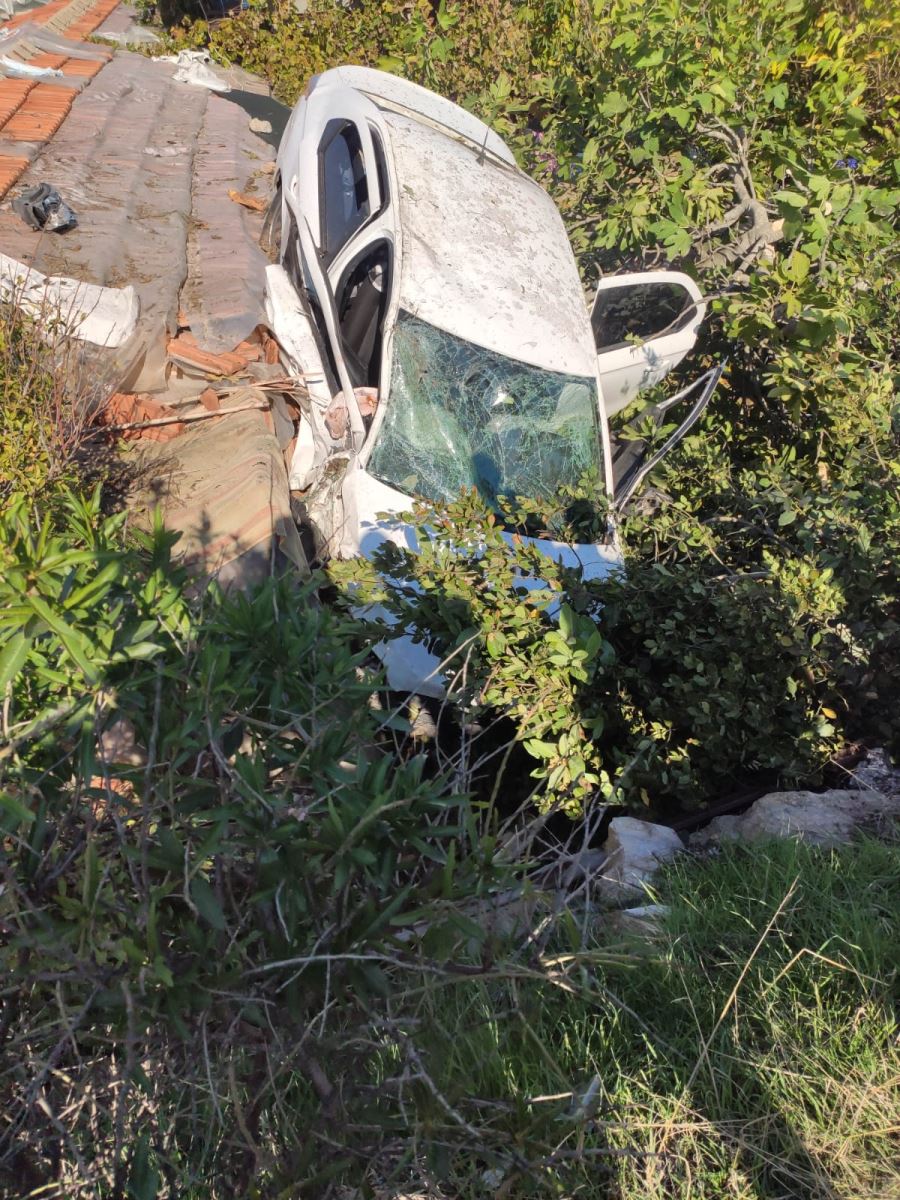 Evin üzerine devrilen otomobildeki 2 kişi yaralandı