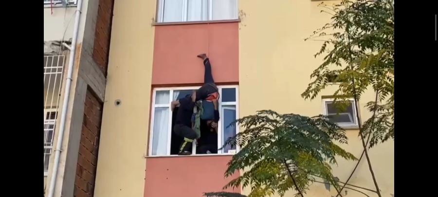 Anahtarını içerde unutunca evine girmek için halatla terastan sarktı