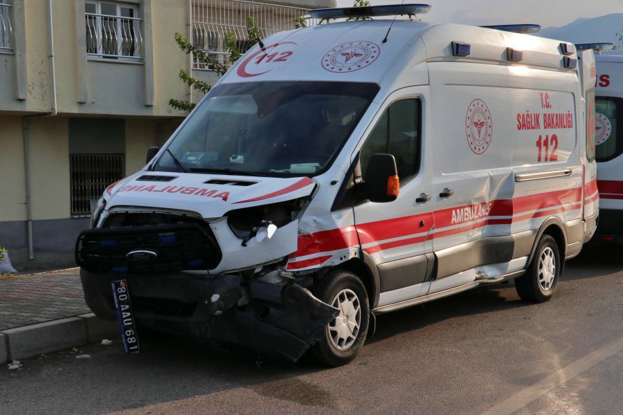 Ambulansla otomobil çarpıştı,  5 yaralı
