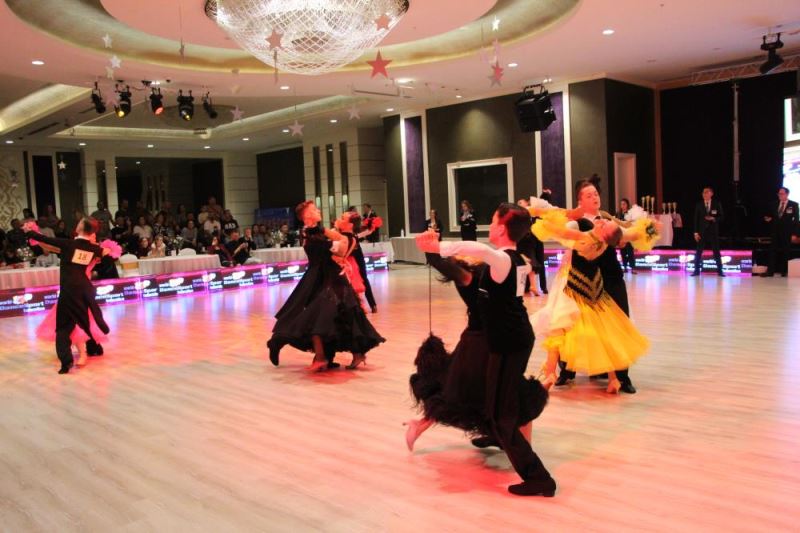Dans yarışmasında 300 dansçı hünerlerini sergiledi
