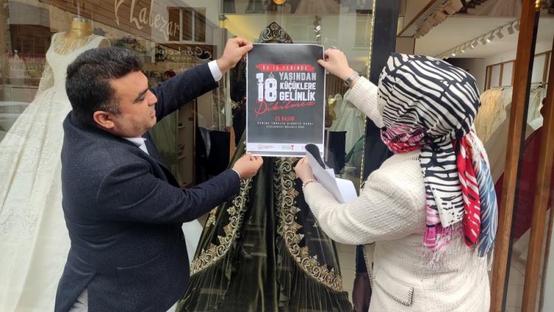 Erken yaşta evlilikle mücadele için iş yerlerinin camlarına bilgilendirici broşürler asıldı