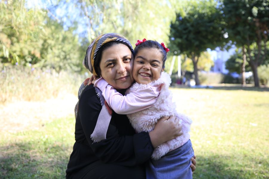 Minik Zeynep doğum gününde annesinin böbreğiyle hayata sarıldı