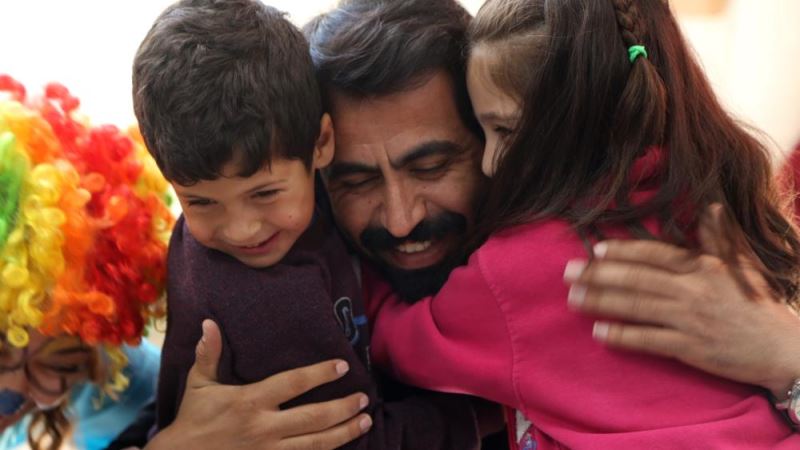 Bir Tebessüme Değer derneğinden, ihtiyaç sahibi öğrencilere bot, mont ve kırtasiye yardımı yapıldı