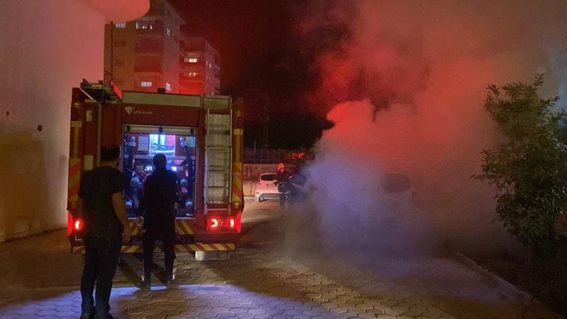 Park halindeyken yanan otomobil kullanılamaz hale geldi