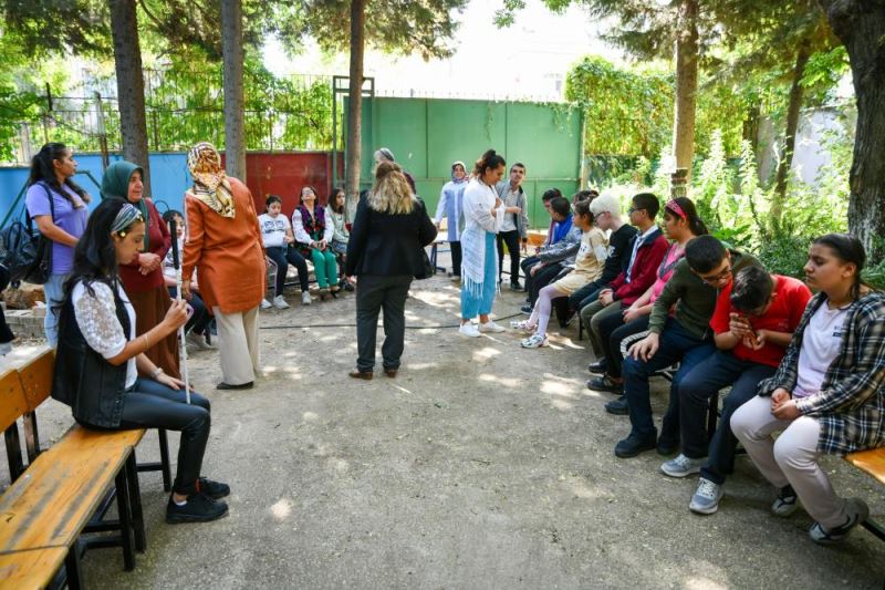 Gönüllü öğretmenler çevrim içi eğitimlerle görme engelli öğrencilere destek oluyor 