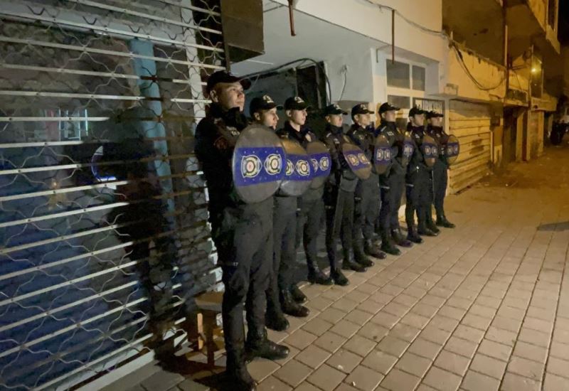 Giriş kapısı 9 kilitle güçlendirilen iş yerine kumar operasyonu