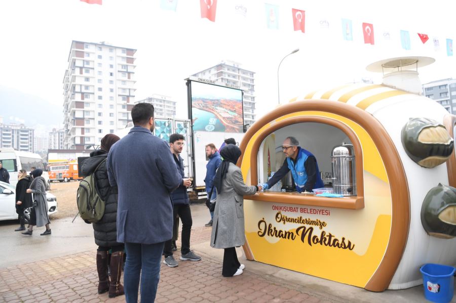 “İkram noktası”nda öğrencilere sıcak çorba, simit ve çay ikramı