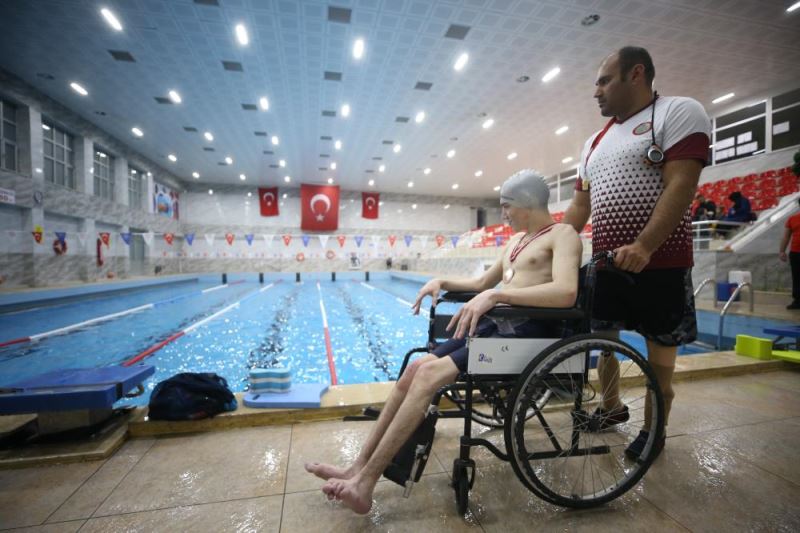 Protezli öğretmenin yetiştirdiği engelli sporcular, yüzmede 42 madalya kazandı
