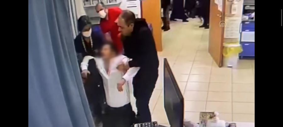 Sağlıkçıları darbederken kalp krizi geçirdi, aynı hastanede ilk müdahale yapıldı