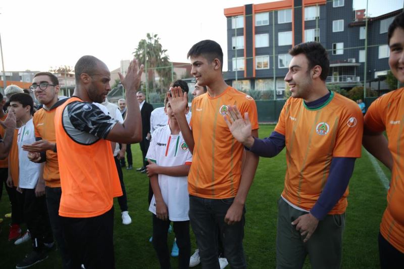 Alanyasporlu futbolcular özel çocuklarla futbol oynadı