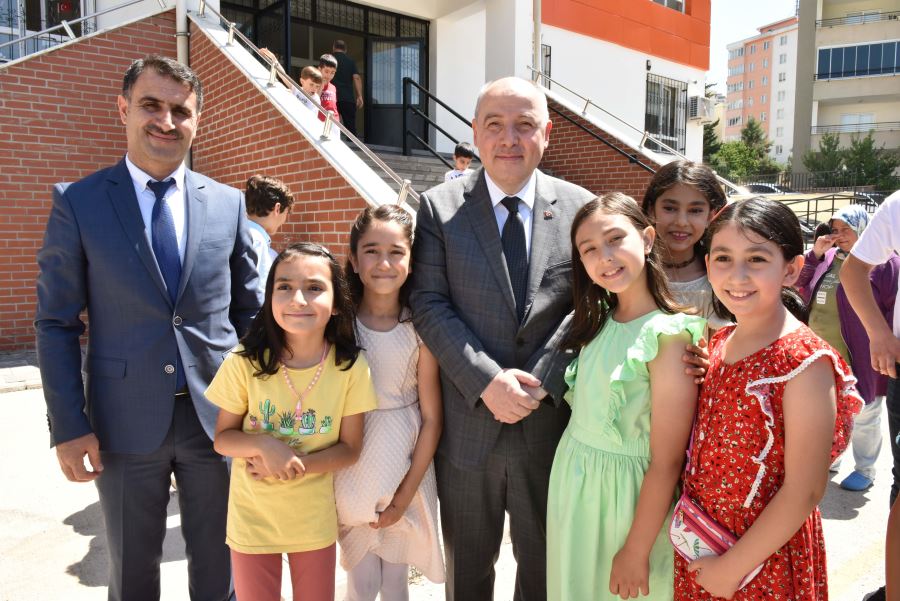 Vali Coşkun, Öğrencilerin Karne Heyecanına Ortak Oldu