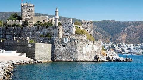 Kahramanmaraşlı Genç , Bodrum Kalesi surlarından kendini aşağı attı