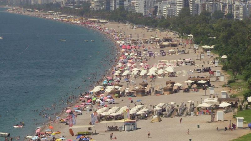 Antalya sahillerinde yoğunluk yaşanıyor