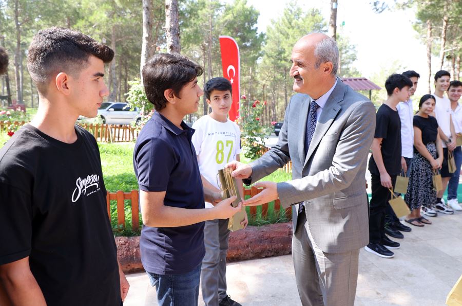 Okay, Başarılı Öğrencileri Hediye vererek ödüllendirdi 