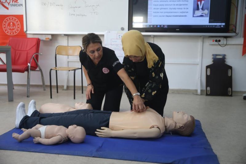 Öğretmenler ilk yardım eğitimiyle hayat kurtarıyor