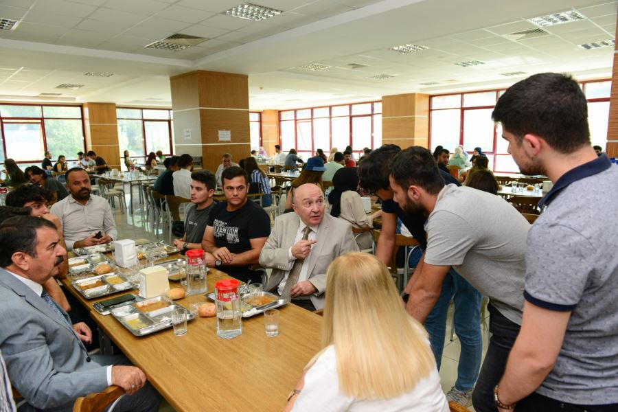 Rektör Yasım, Öğrencilerle Yemekte Bir Araya Geldi