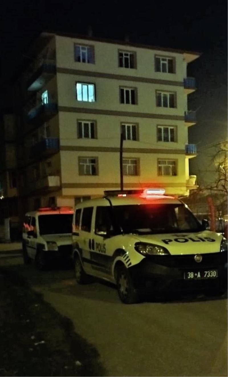 Sokakta bıçaklı saldırıya uğrayan kişi yaralandı