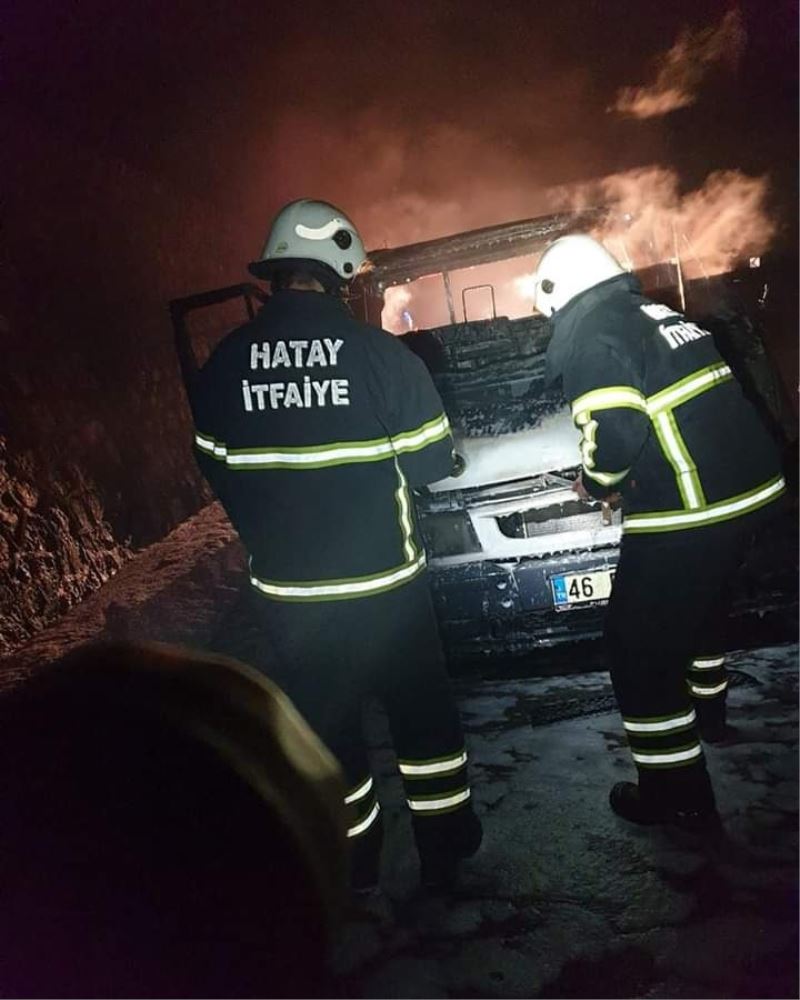 Seyir halinde alev alan kamyonet yandı
