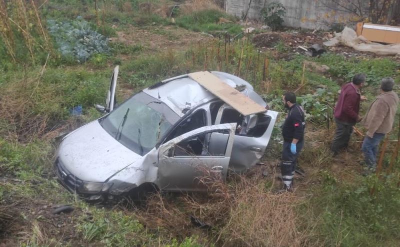 Otomobil bahçeye devrildi; biri çocuk 5 yaralı