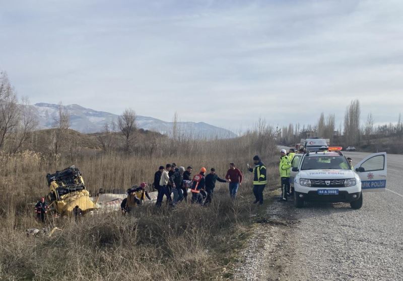 Devrilen tırda sıkışan sürücüyü itfaiye ekipleri kurtardı