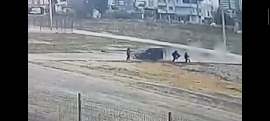 Bir aracın yolda yürüyen öğrencilere çarpması güvenlik kamerasında