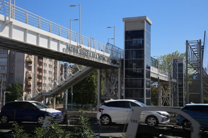 Üst geçitin asansöründe mahsur kalan çocuk kurtarıldı