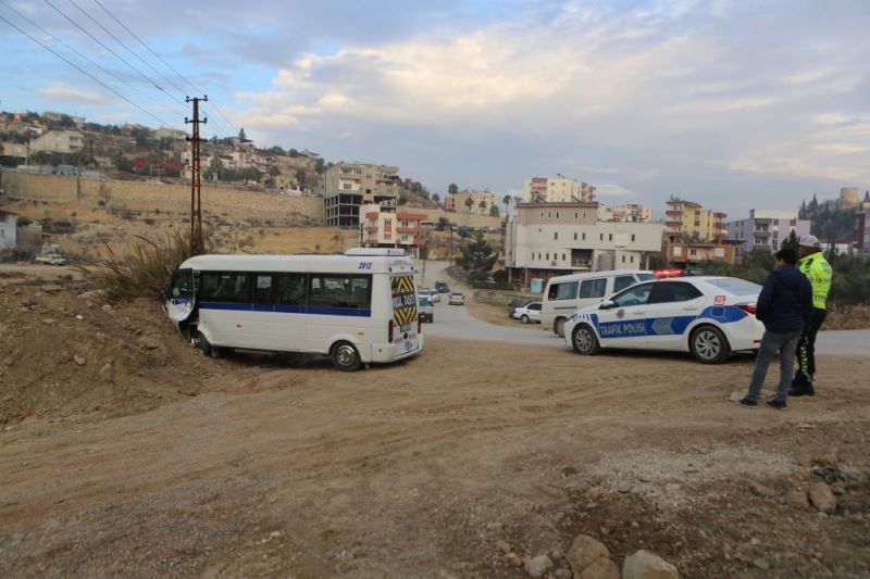 Toprak yığınına çarpan servisteki 4 öğrenci yaralandı