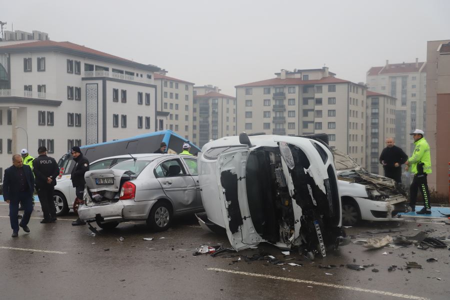Özel halk otobüsünün park halindeki araçlara çarptığı kazada 3 kişi yaralandı