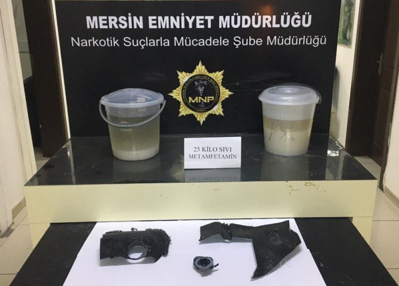 Otomobilin yakıt deposunda 25 kilogram sıvı sentetik uyuşturucu bulundu