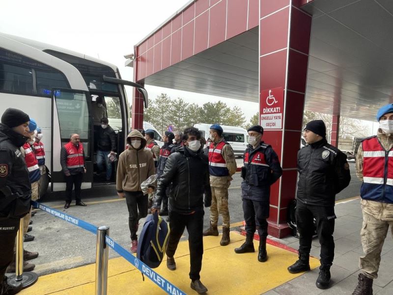 227 Afgan düzensiz göçmen ülkelerine yollandı