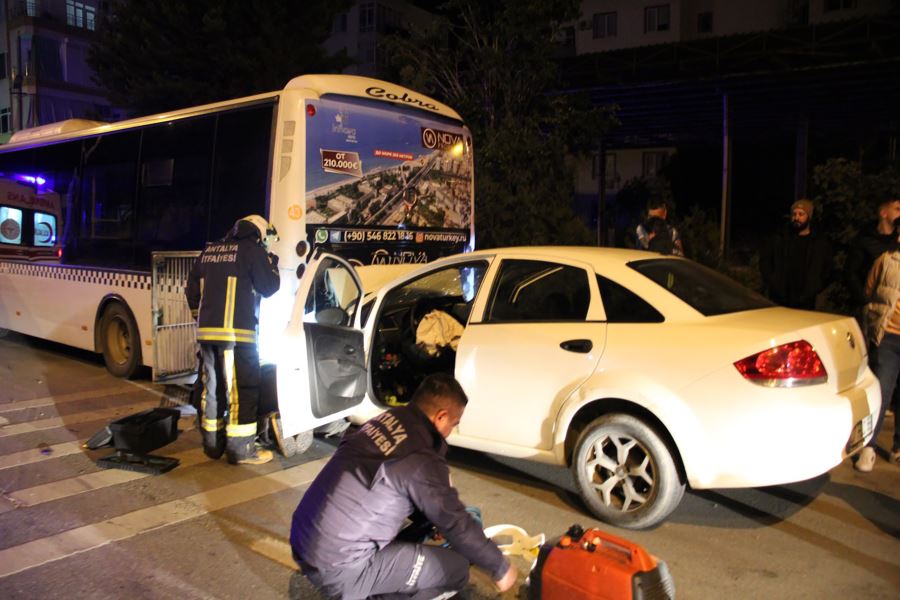 Park halindeki otobüse çarpan otomobildeki bir kişi hayatını kaybetti