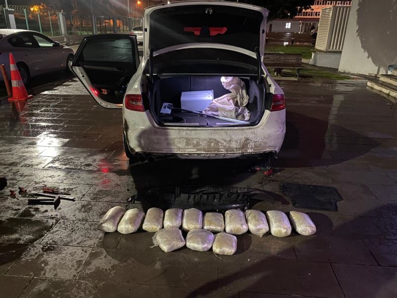 Otomobilin tamponunda 11 kilo 776 gram esrar bulundu