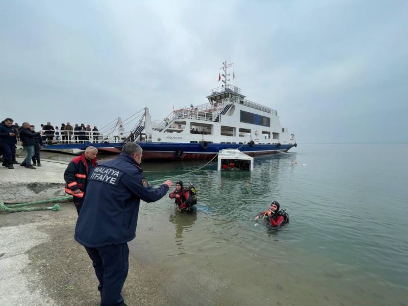 Feribota yolcu taşıyan otobüs gölete düştü, 2 kişi yaralandı
