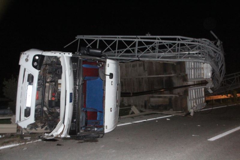 Açılan dorsesi EDS direğine çarpan tır devrildi