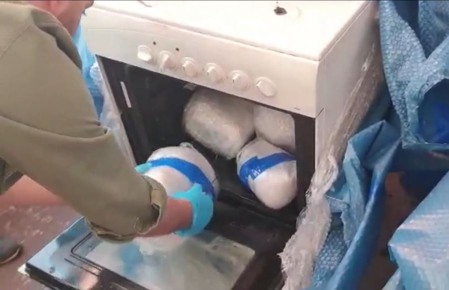 Tırdaki ev eşyalarına gizlenmiş 24 kilogram esrar ele geçirildi