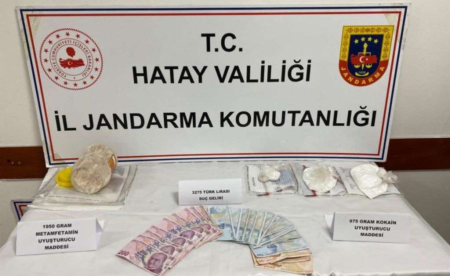 Evin bahçesinde çalılar arasına gizlenmiş uyuşturucu ve para ele geçirildi